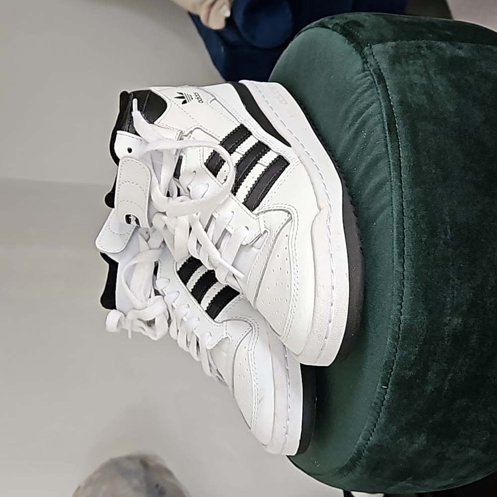 Adidas boys blk/wht hi-top sneaker sz 4